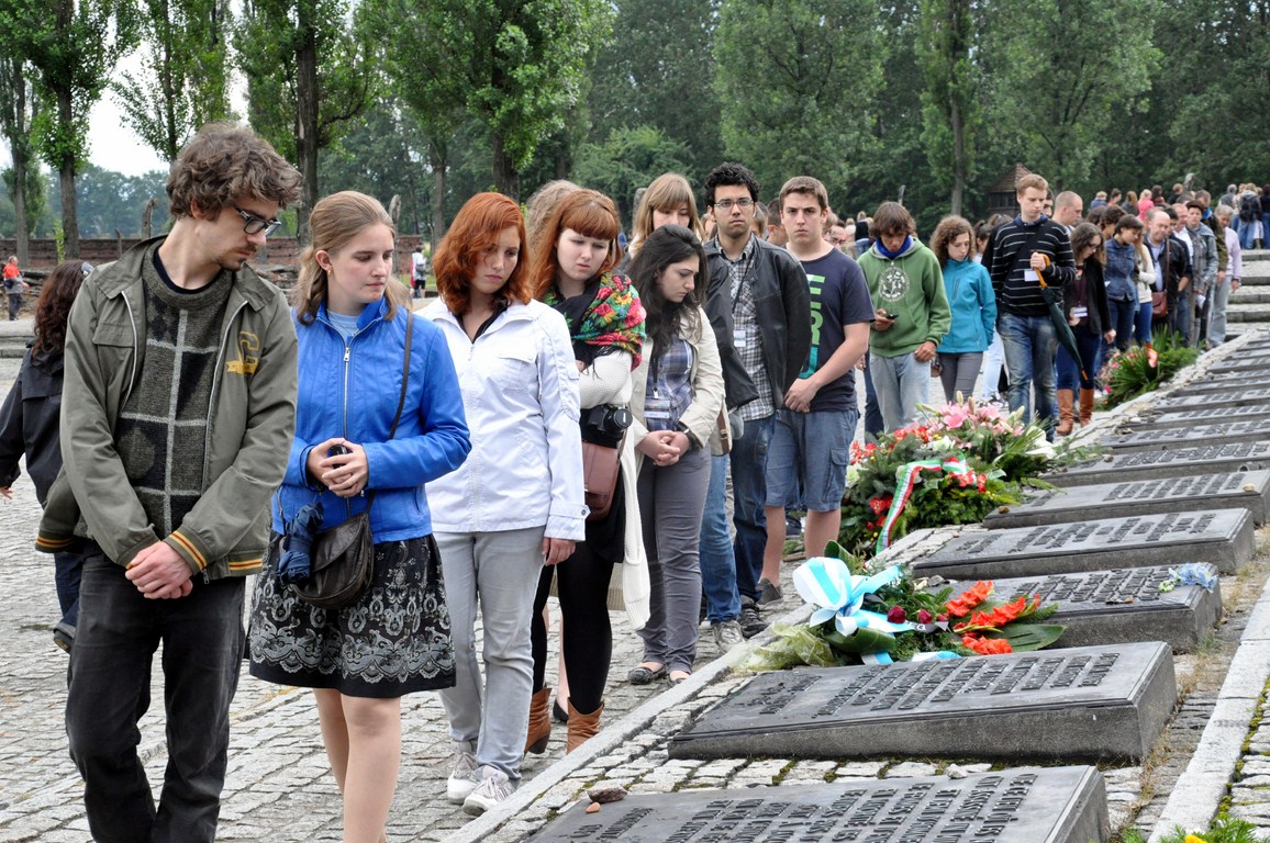  "Per un mondo senza razzismo e violenza", giovani di Sant'Egidio in pellegrinaggio ad Auschwitz. Un momento della visita al campo di concentramento